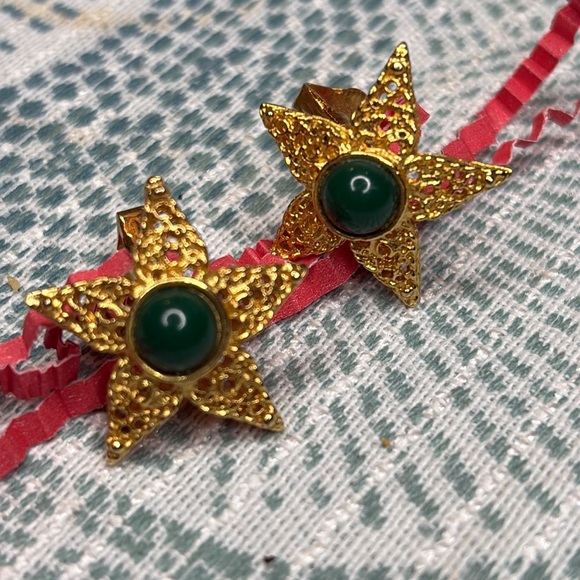 Vintage star clip-on earrings with green cabochons - Picture 2 of 5